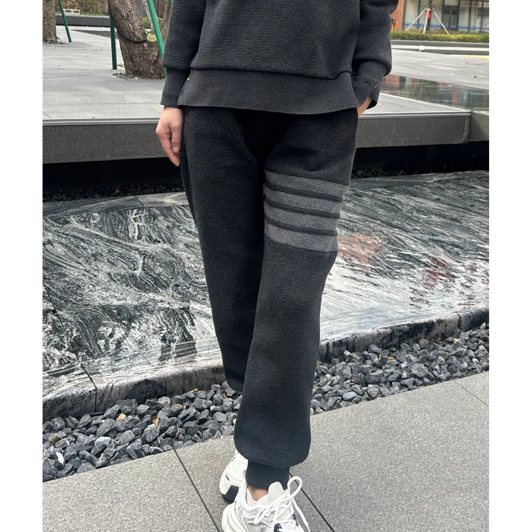 2025华夫格深灰色四杠加绒加厚秋冬时尚百搭潮流微弹束脚休闲卫裤