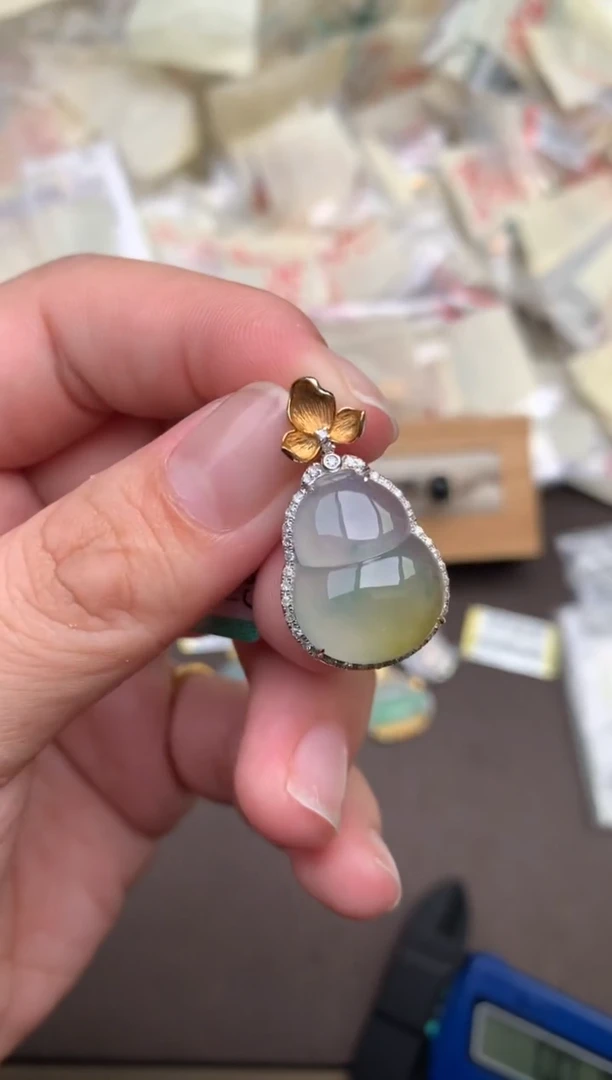 翡翠挂件18K金镶嵌  —