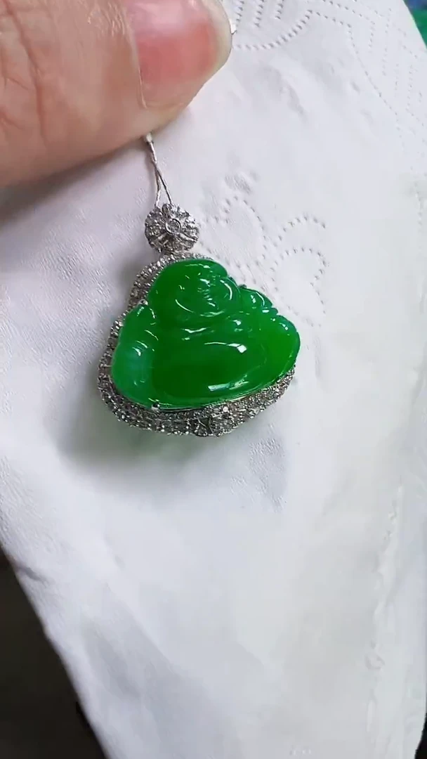 颈饰18K金镶嵌翡翠佛