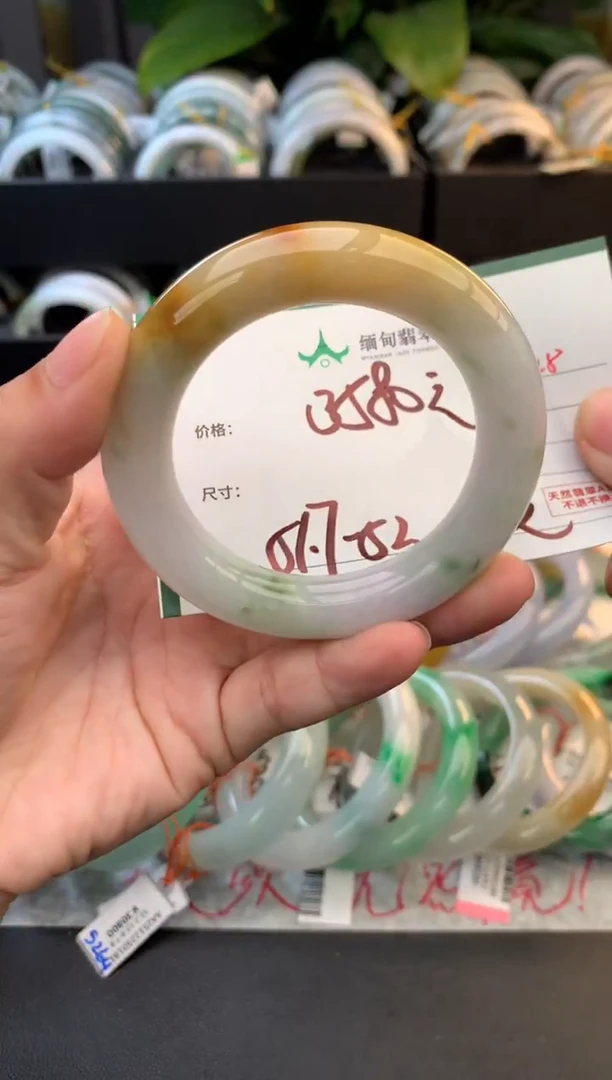 未镶嵌定制翡翠毛货需精细抛光+多人