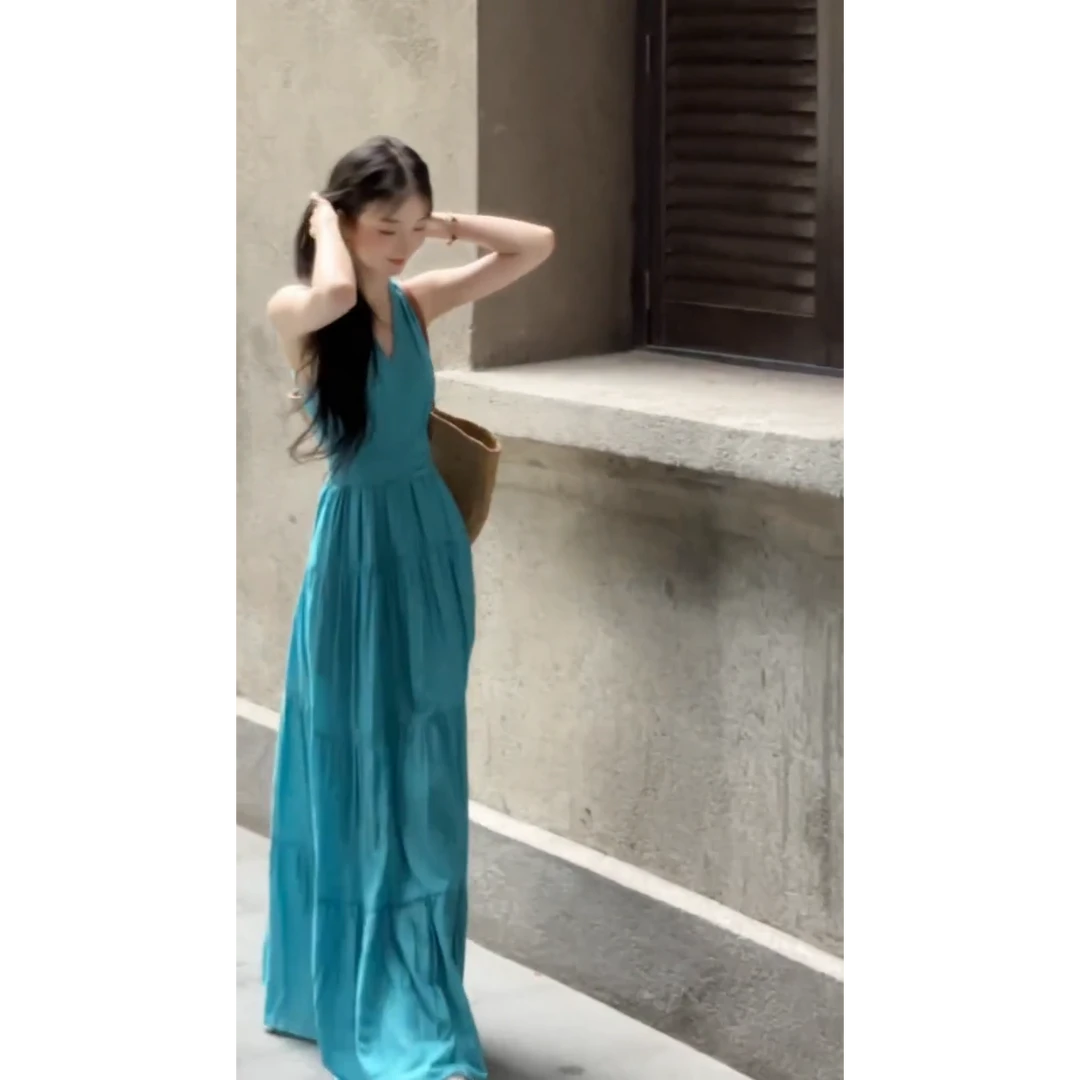 2025夏季新款法式名媛风气质挂脖收腰开叉海边度假绝美连衣长裙女