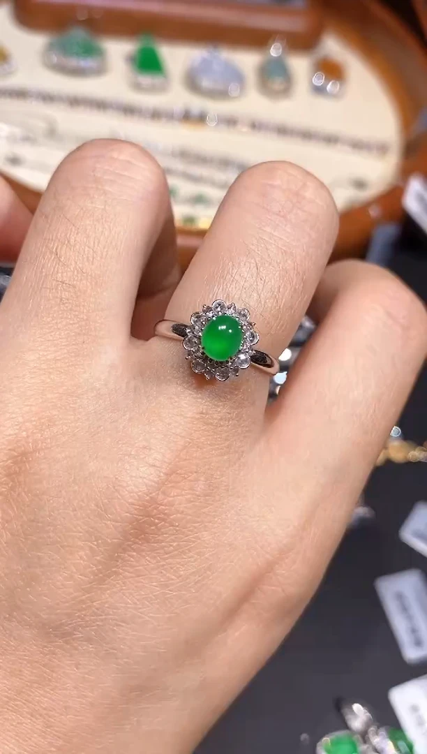 翡翠18K金镶嵌颈饰戒指