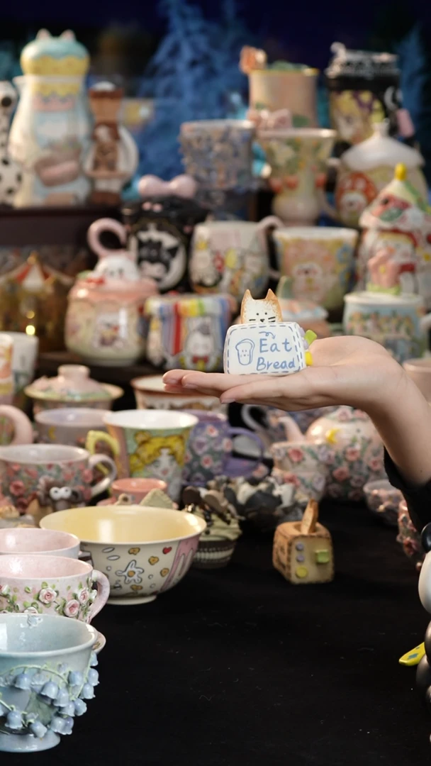 摆件陶景德镇釉下彩手绘设计师款陶瓷