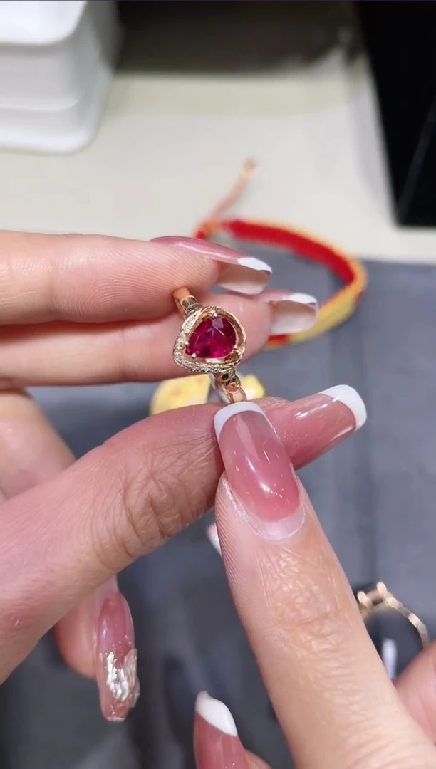 18K金镶嵌天然碧玺戒指