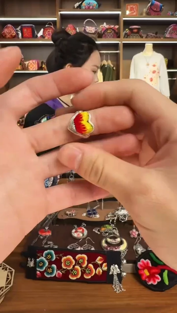 【闪购商品】织绣12蒙阿苏苗绣传承