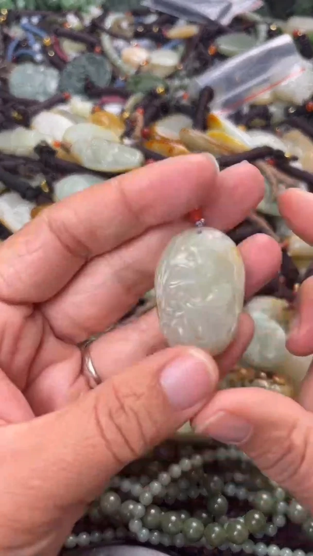 【闪购商品】和田玉颈饰未镶嵌多样性发货没有证书拍一发一有瑕