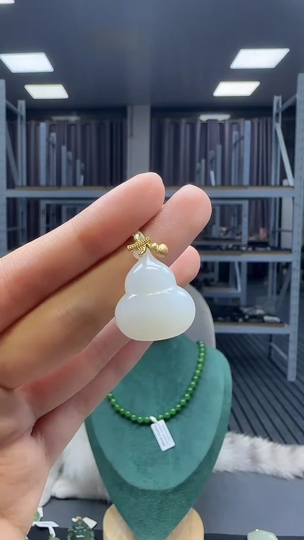 18K金镶嵌和田玉挂件1