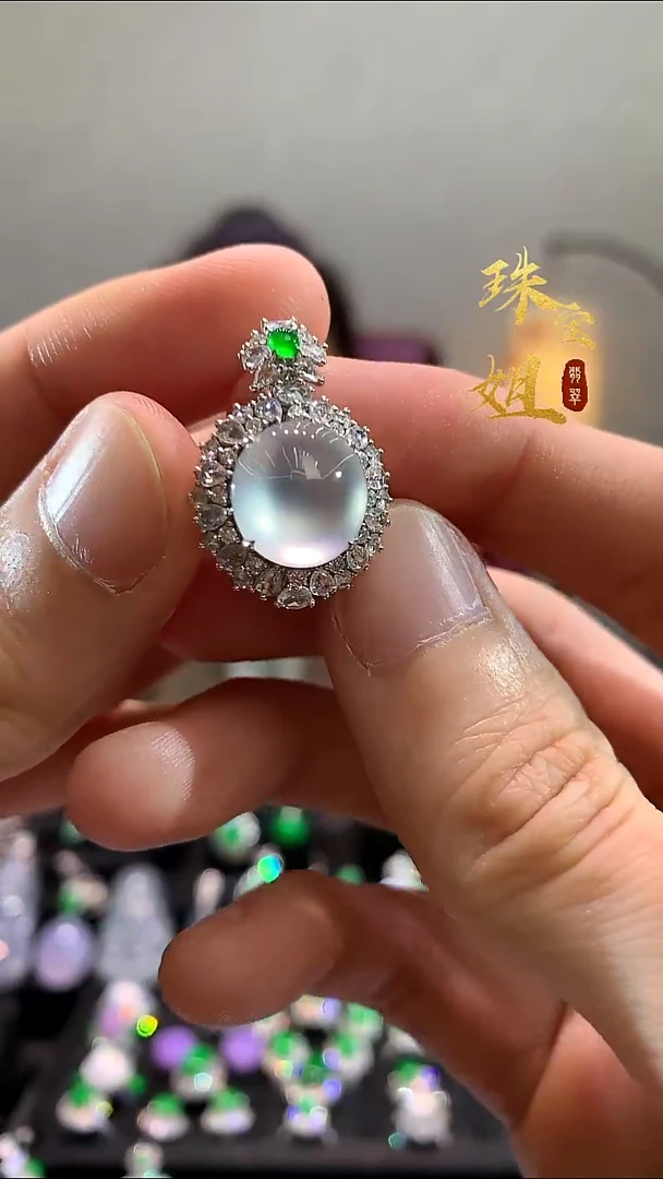 18K金镶嵌戒指翡翠两用款