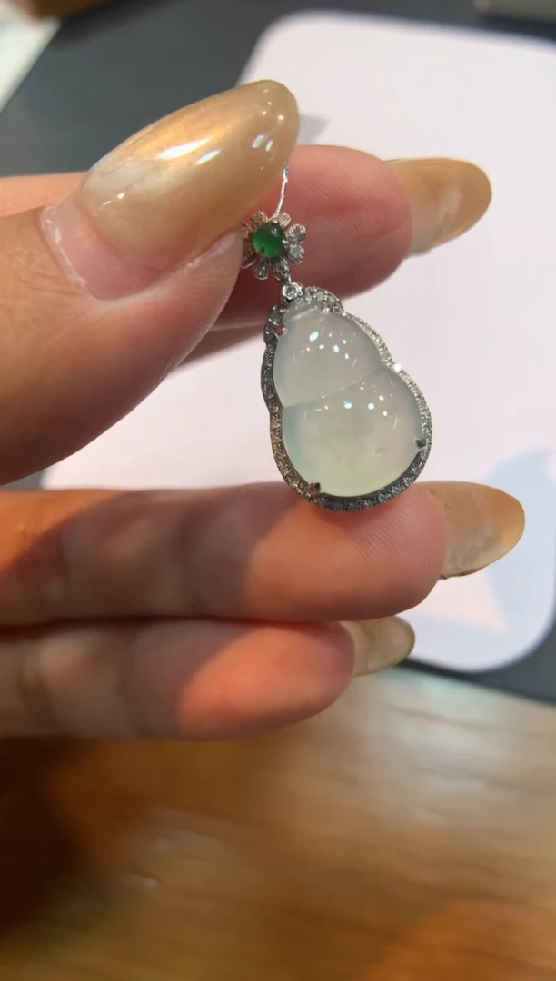 翡翠18K金镶嵌颈饰葫芦