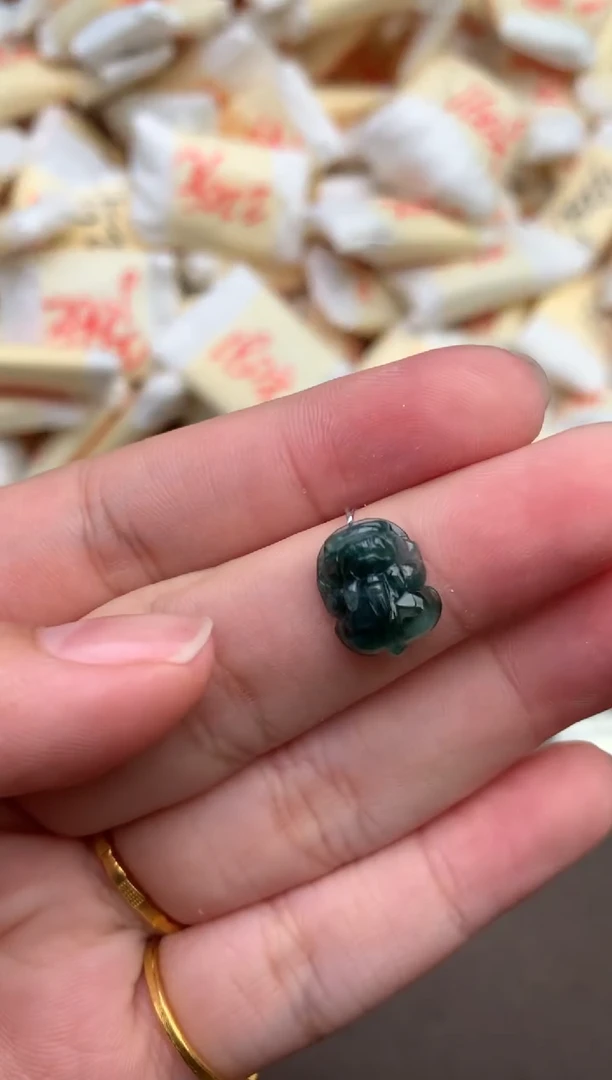 翡翠挂件未镶嵌 —