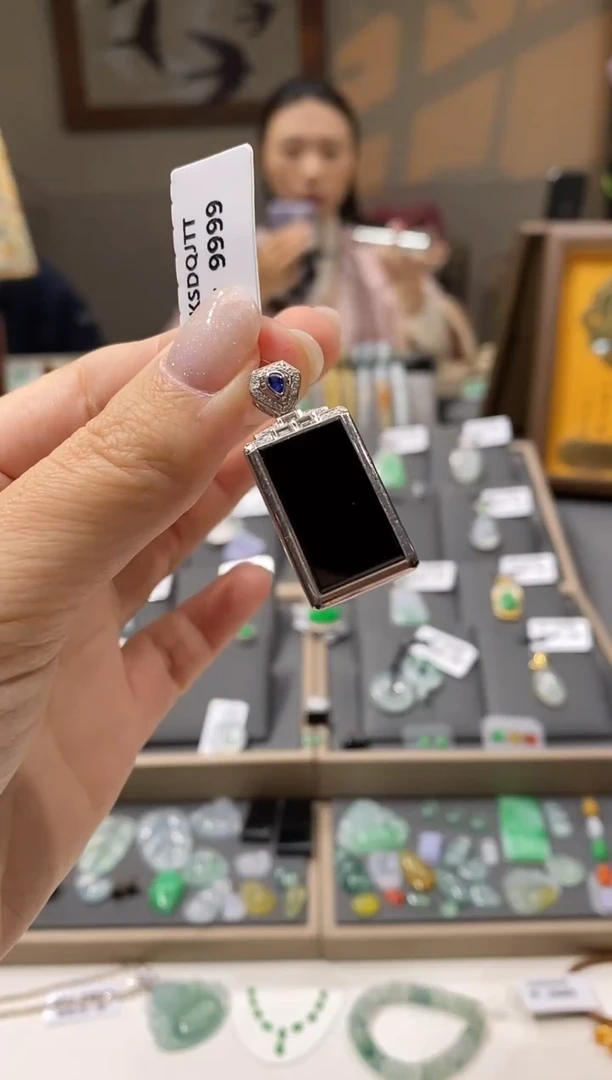 颈饰18K金镶嵌翡翠无事牌