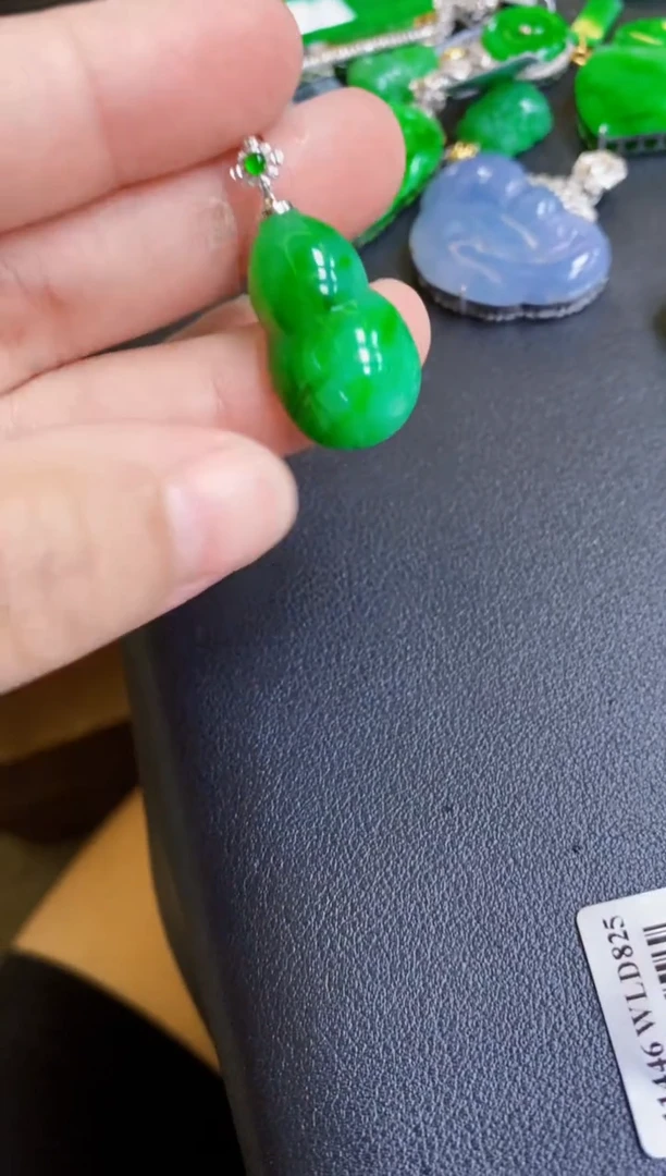 翡翠18K金镶嵌颈饰葫芦