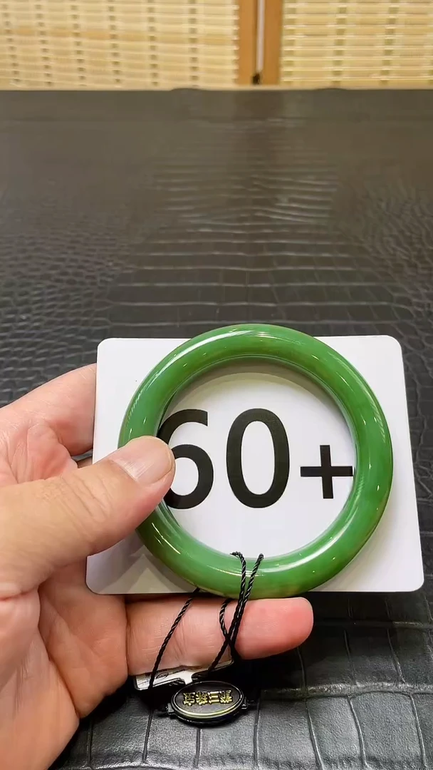 和田玉（碧玉）手镯未镶嵌一个