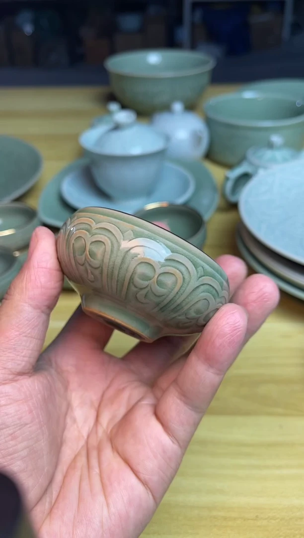 瑕疵 俯-莲瓣金钵1只