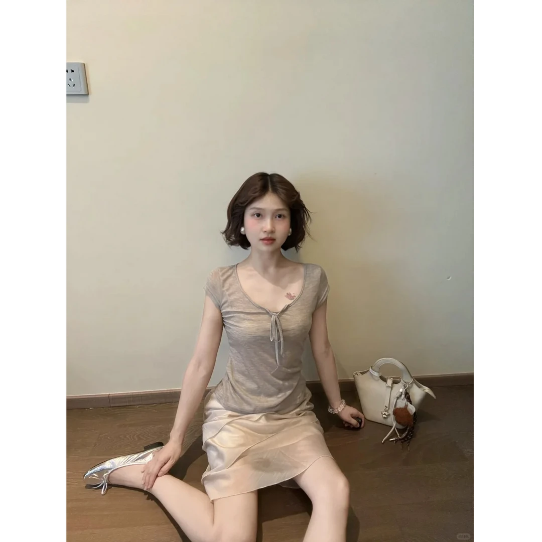 韩系灰色设计感修身正肩绑带短袖t恤上衣女配高腰气质半身裙套装