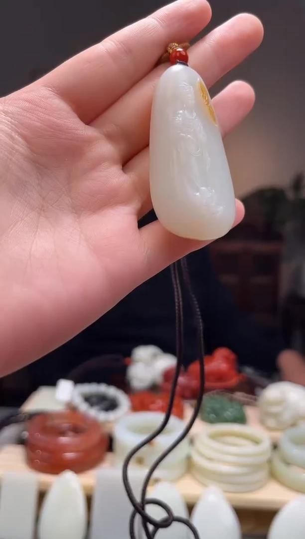 颈饰未镶嵌和田玉吊坠