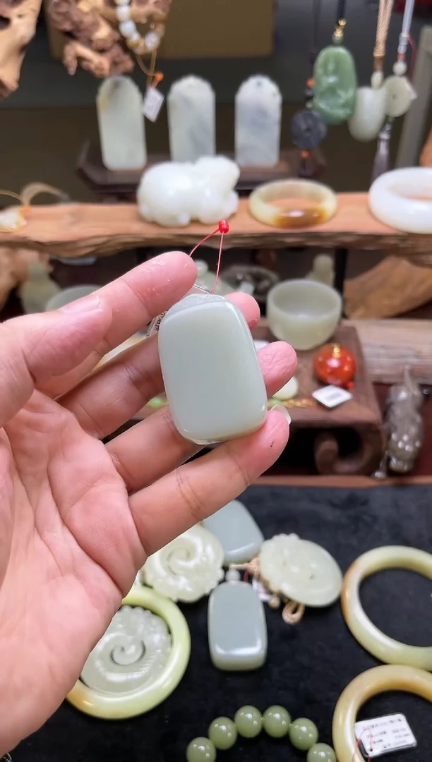 【闪购商品】和田玉吊坠未镶嵌D且末青白 光面无事牌30445