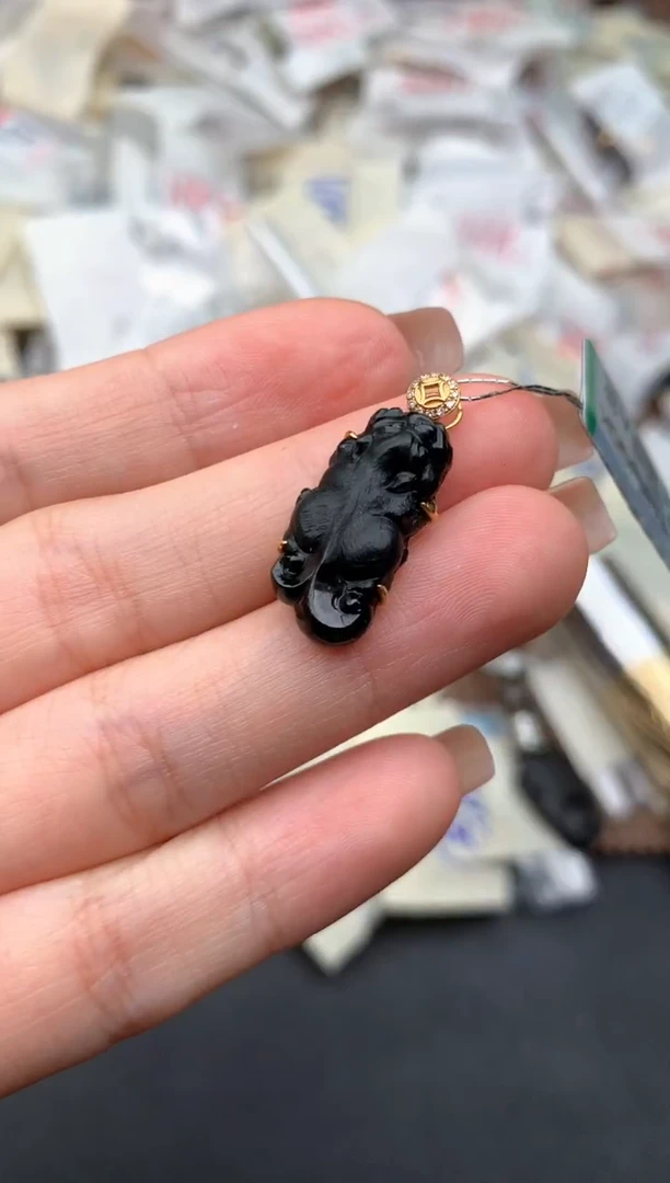 18K金镶嵌挂件翡翠一