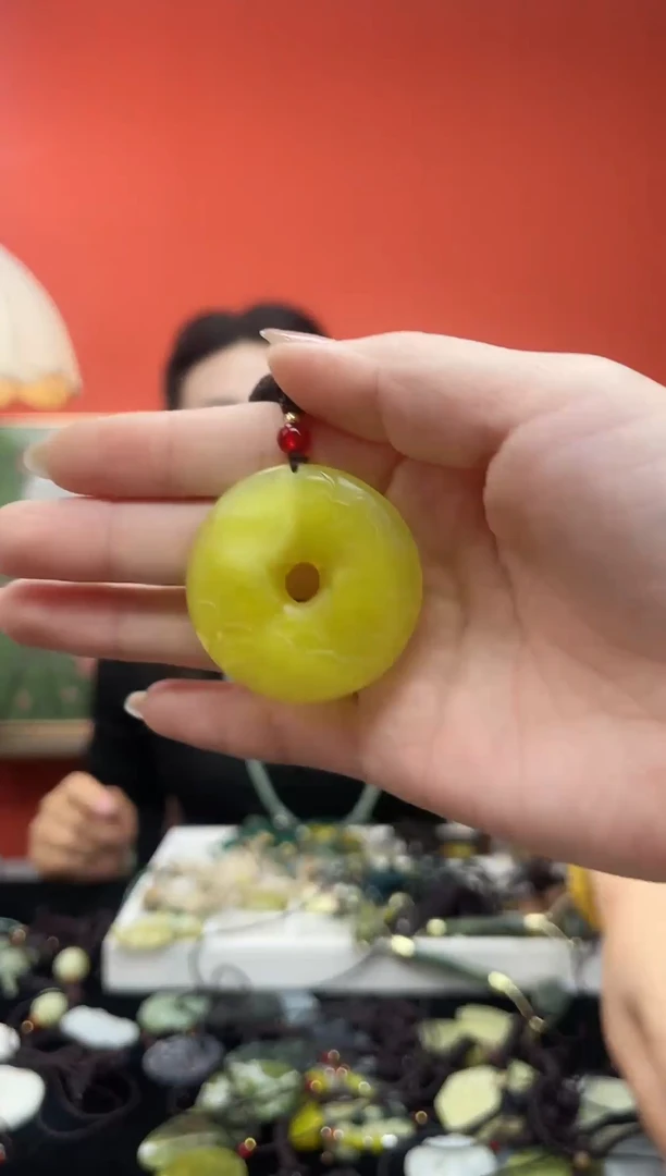 未镶嵌岫玉吊坠.