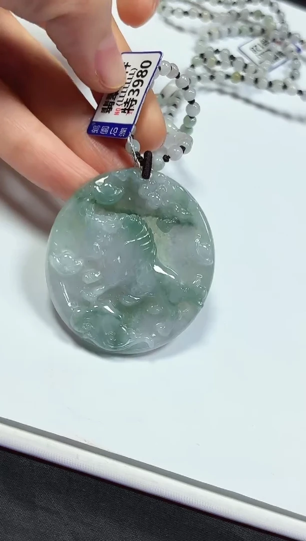 颈饰未镶嵌翡翠牛