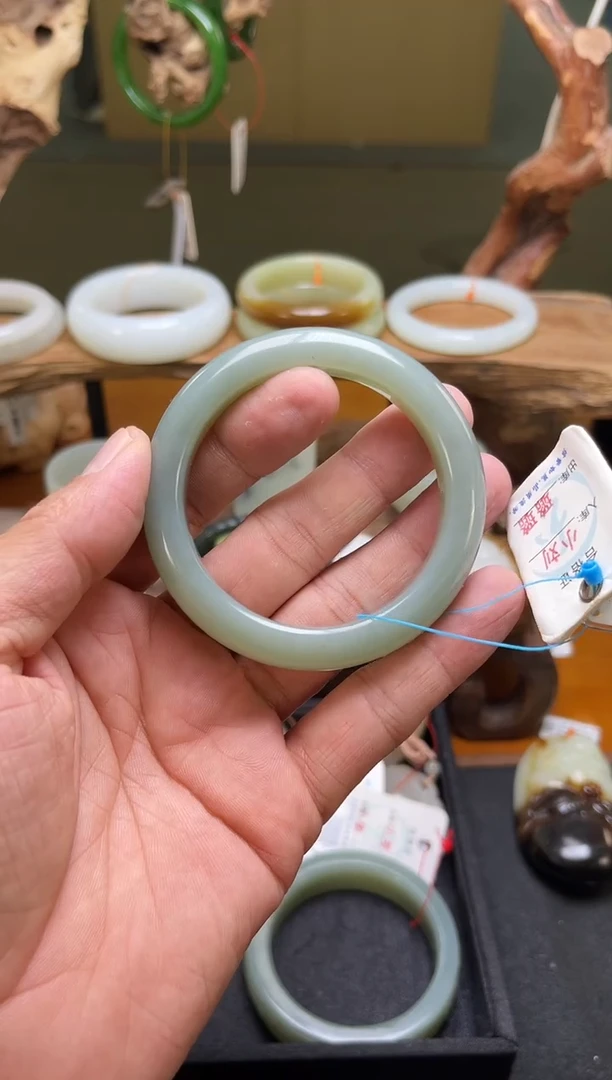 和田玉手镯未镶嵌且末吐拉牧场手镯  54圈9009319