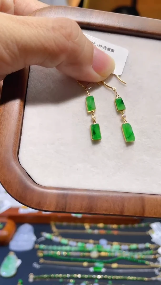 颈饰18K金镶嵌翡翠耳饰
