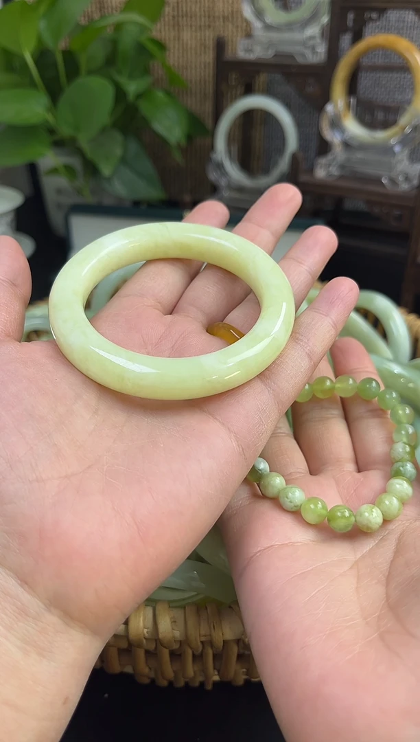 未镶嵌岫玉手镯岫玉黄油脆手镯