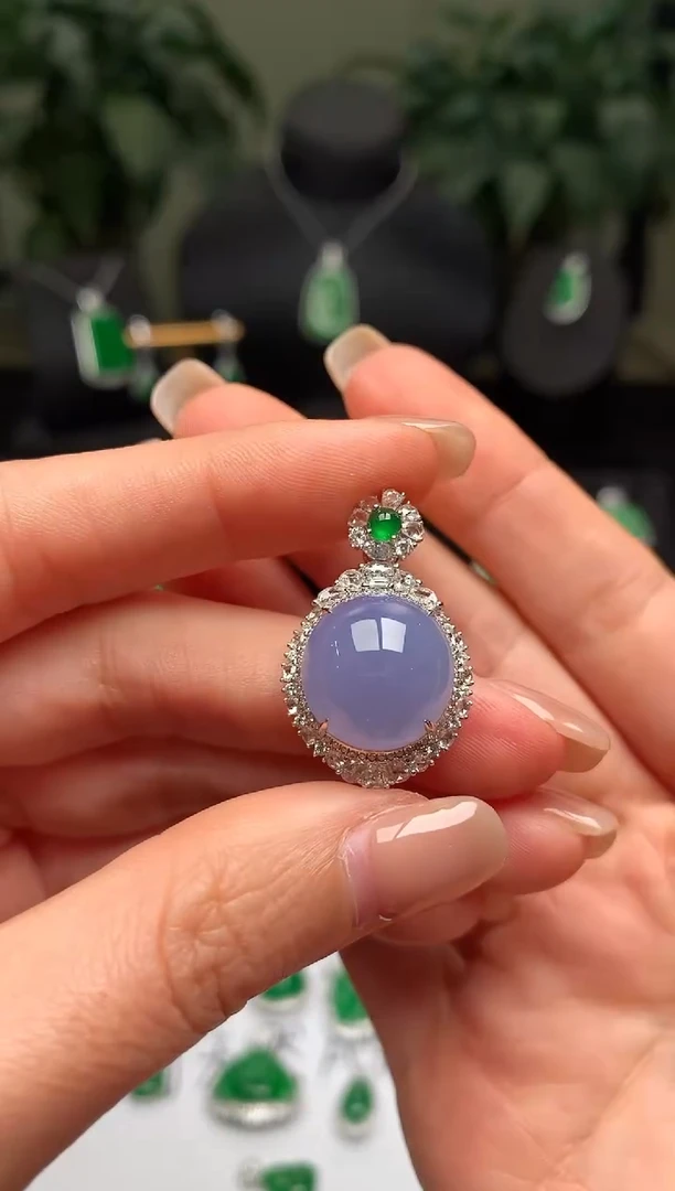 颈饰18K金镶嵌翡翠蛋面