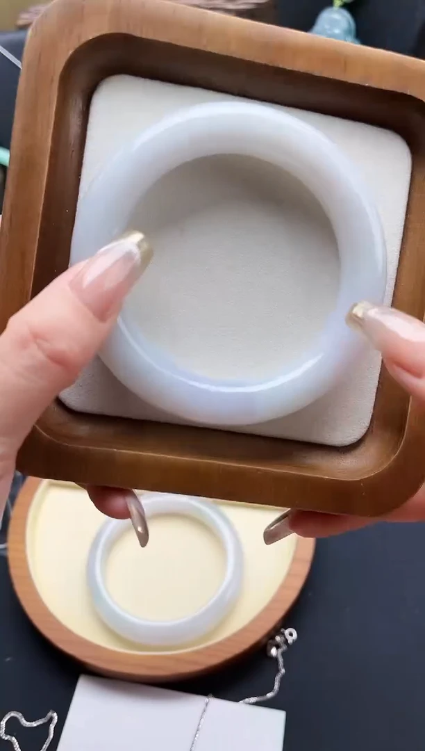 【闪购商品】翡翠手镯未镶嵌手镯