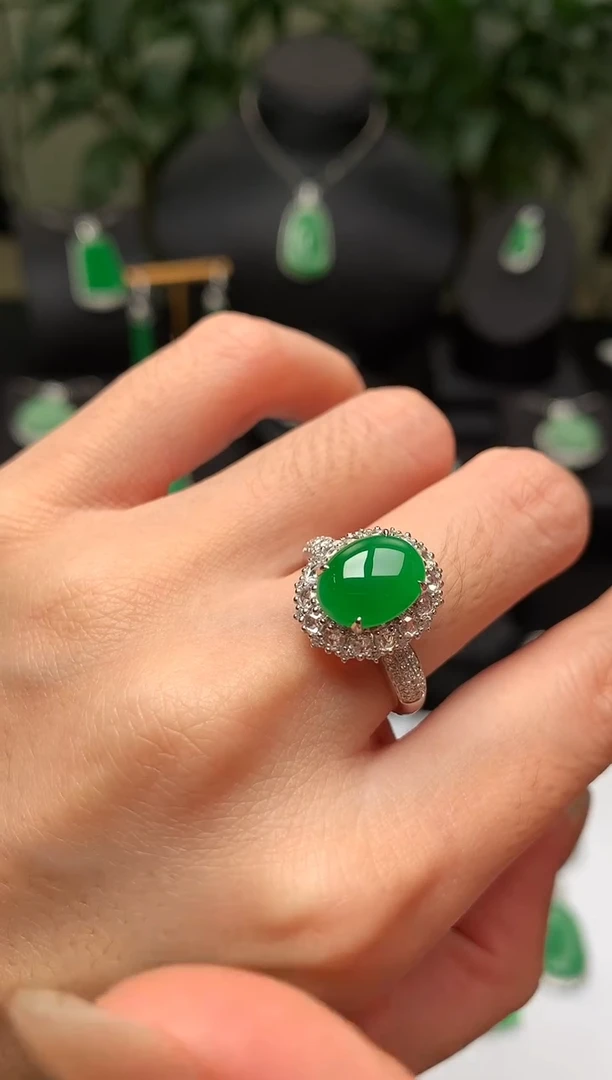 18K金镶嵌戒指翡翠戒指