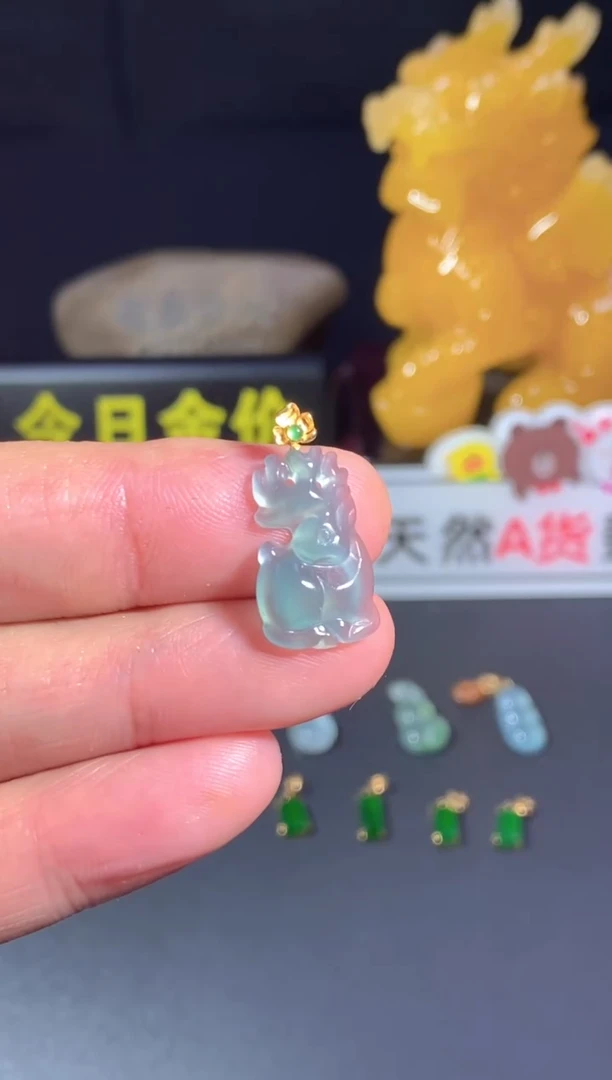 翡翠18K金镶嵌颈饰