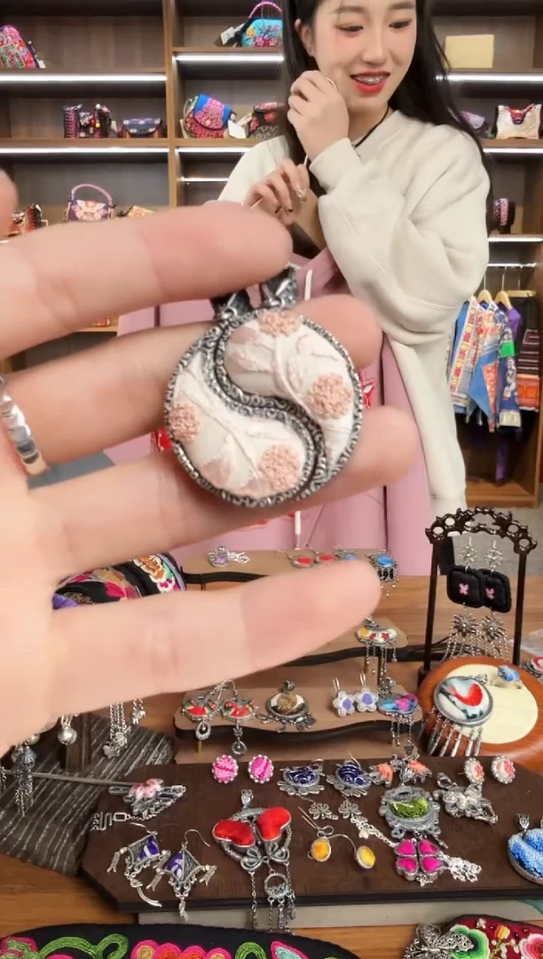 【闪购商品】织绣166蒙阿苏苗绣传承