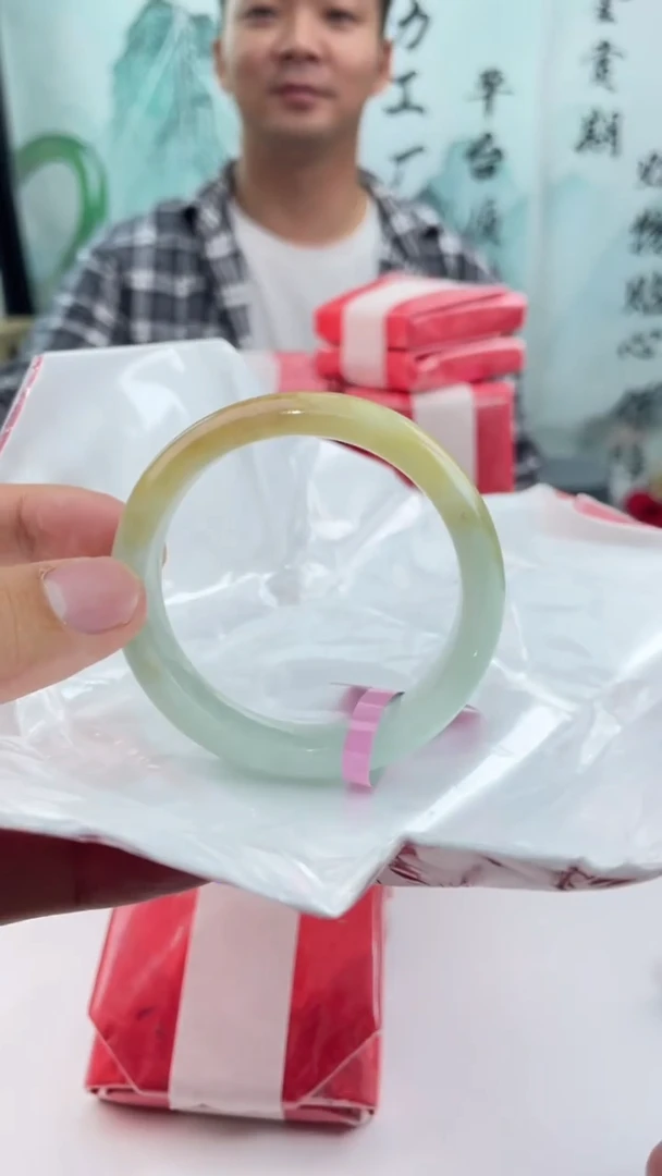 【闪购商品】翡翠手镯未镶嵌1翡翠手镯（微瑕）