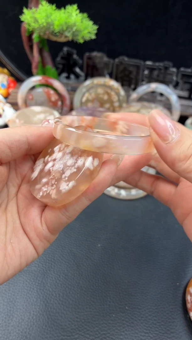 未镶嵌手镯（圆镯）石英质玉51