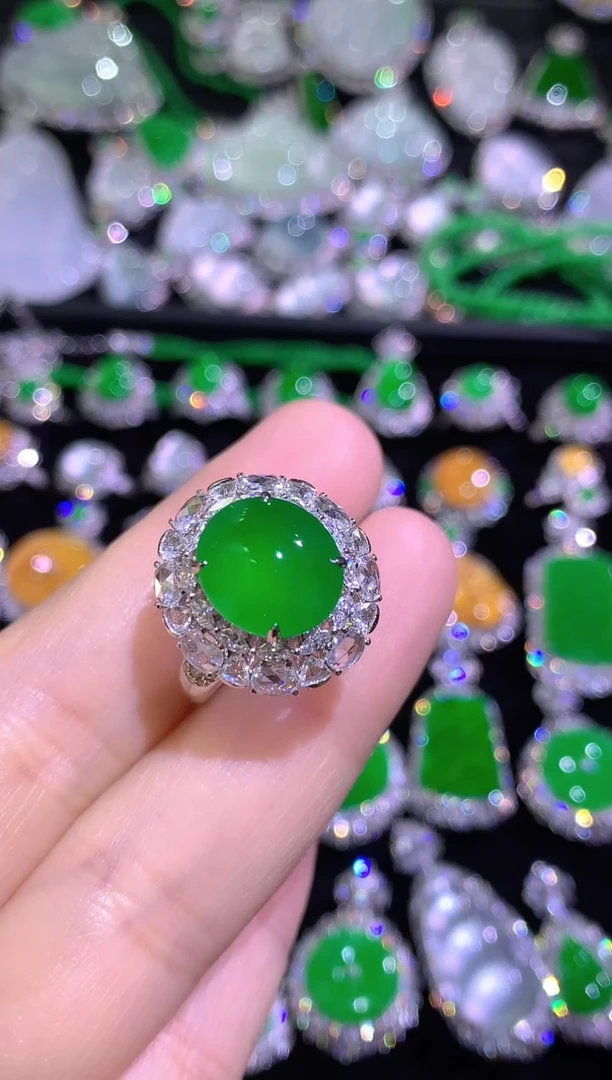 18K金镶嵌戒指翡翠高冰满绿起光蛋面戒指