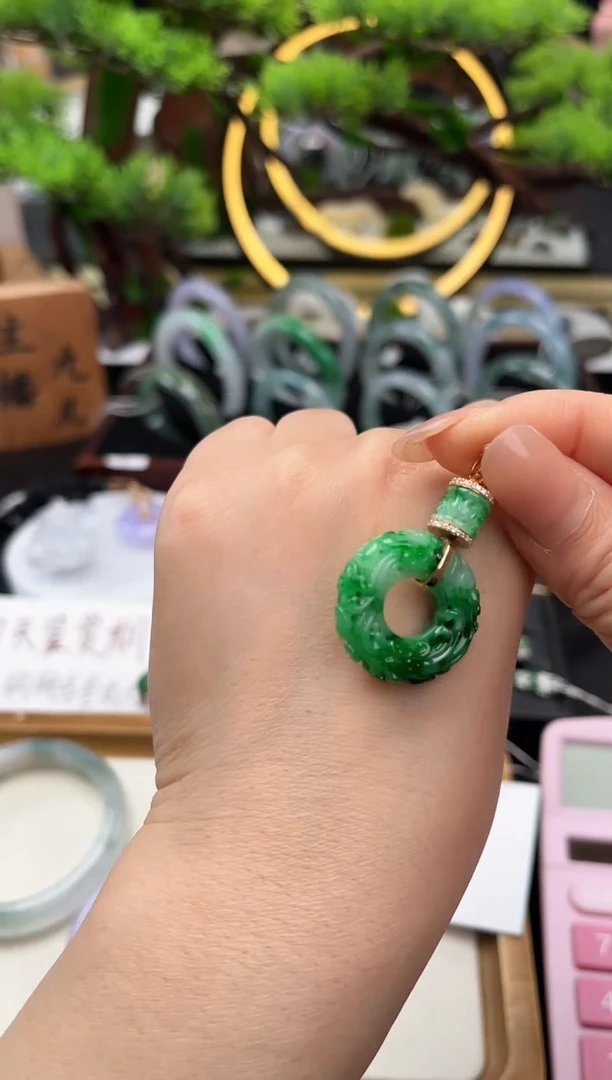 颈饰18K金镶嵌翡翠吊坠