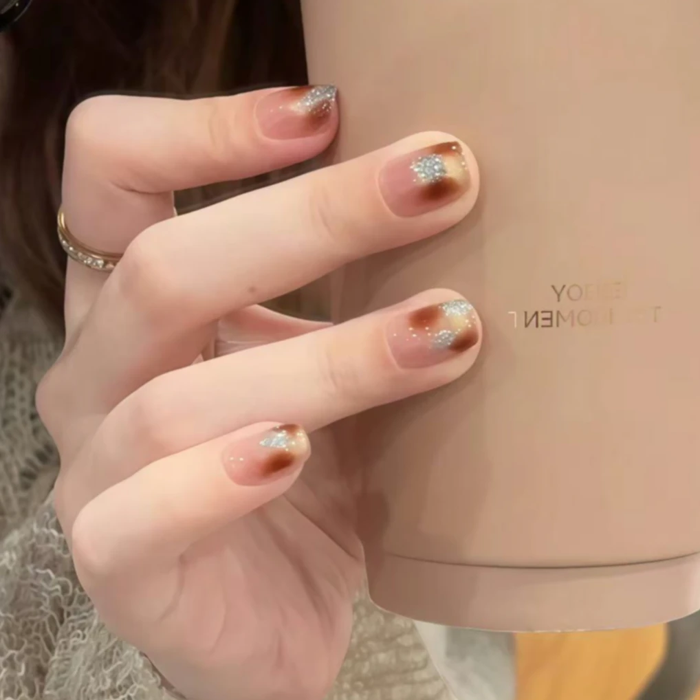 秋冬氛围感穿戴甲美拉德琥珀晕染2025新款显白猫眼纯手工小众美甲