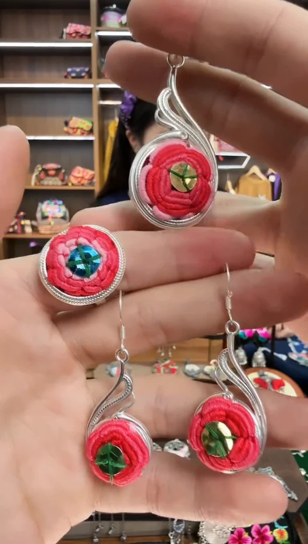 【闪购商品】织绣204蒙阿苏苗绣传承