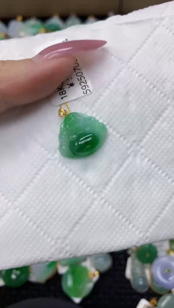 翡翠18K金镶嵌颈饰1111111111