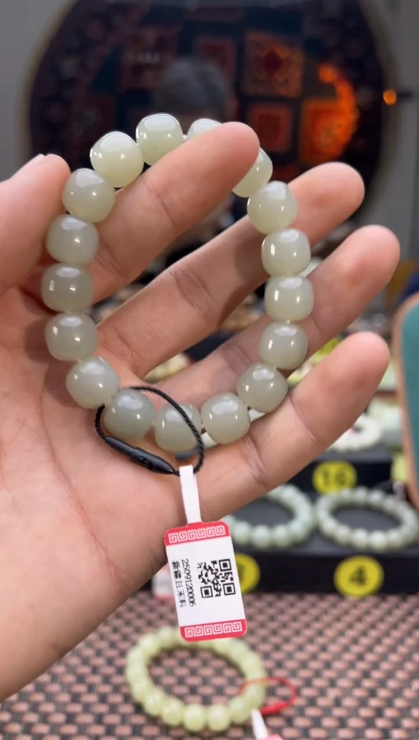 未镶嵌手串和田玉且末料青白玉老型珠手串卡11*12 83分