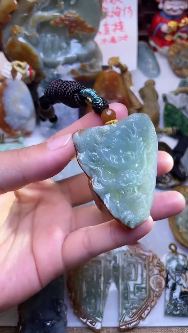 颈饰未镶嵌翡翠龙