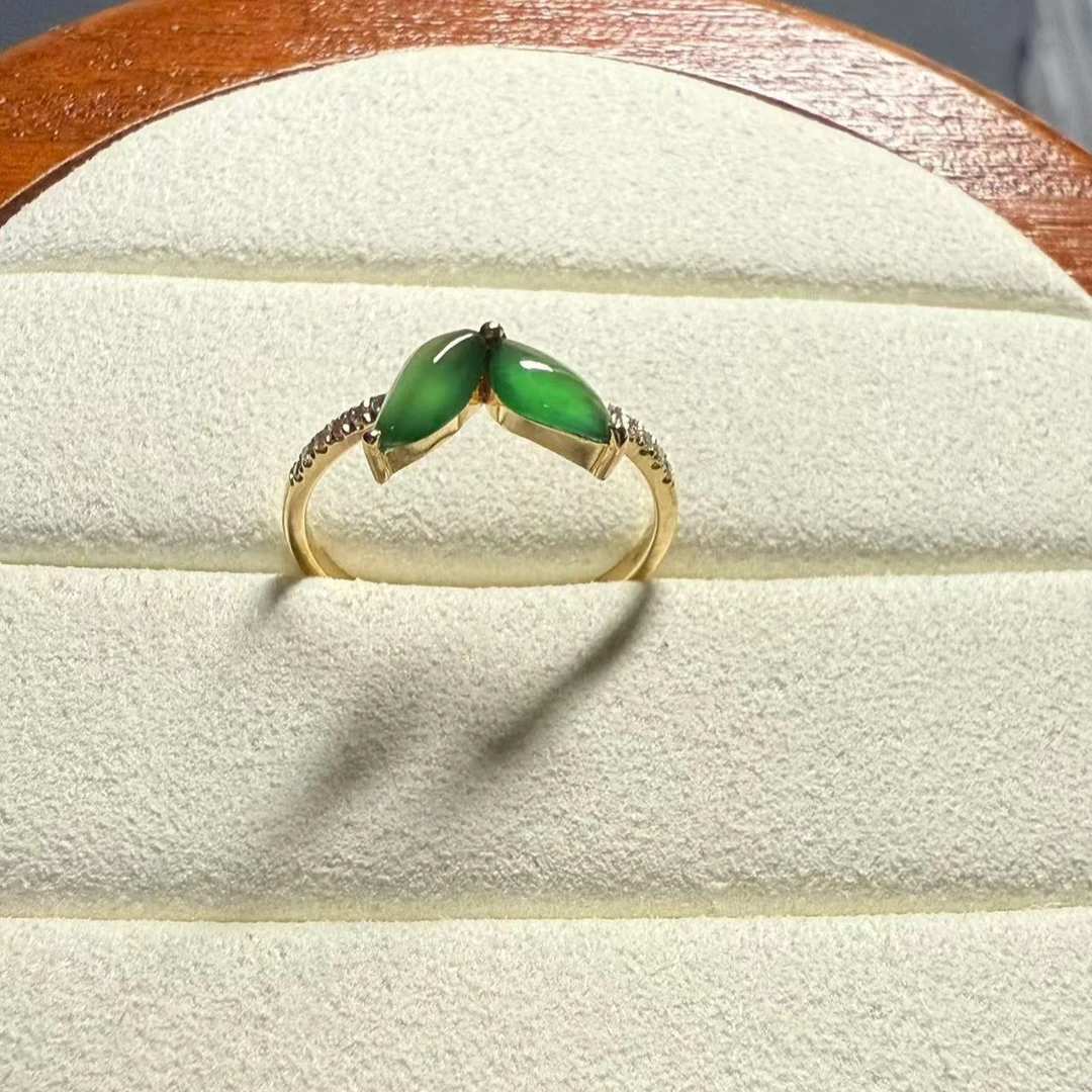 18k金镶嵌带钻冰绿翡翠戒指