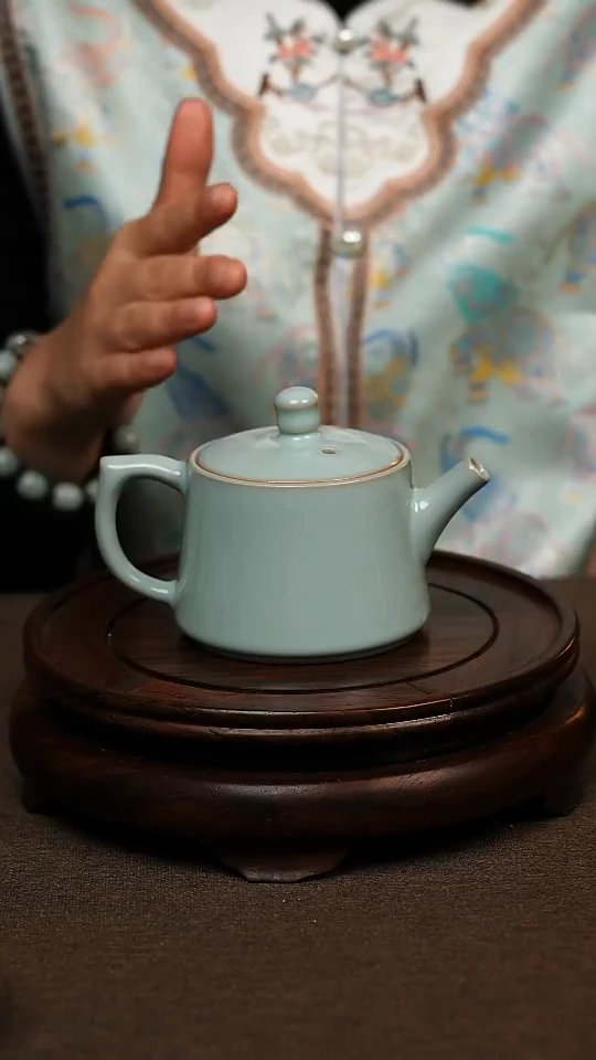 瓷片天青色手工井栏壶200ml一级 精装