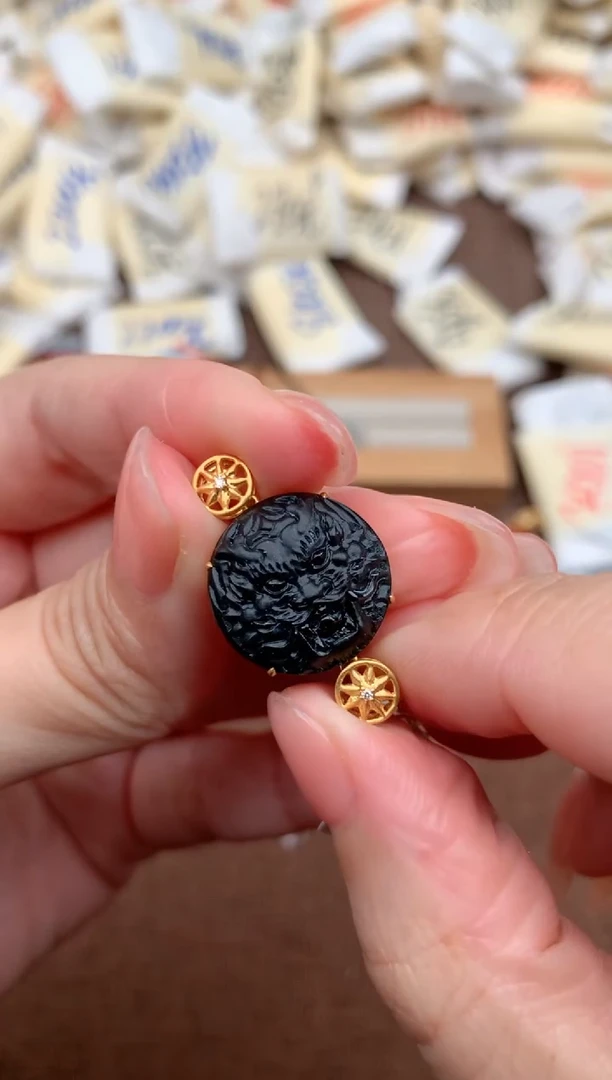 18K金镶嵌挂件翡翠一