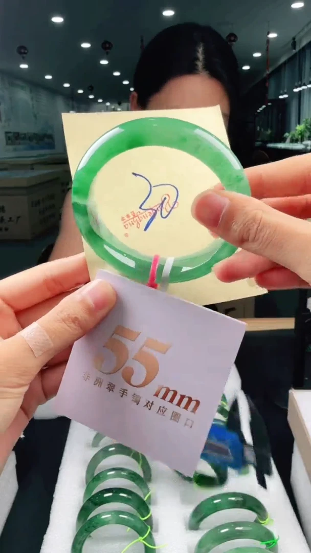 未镶嵌手镯石英质玉（非洲翠）有天然洒金亮片、矿点、棉线30