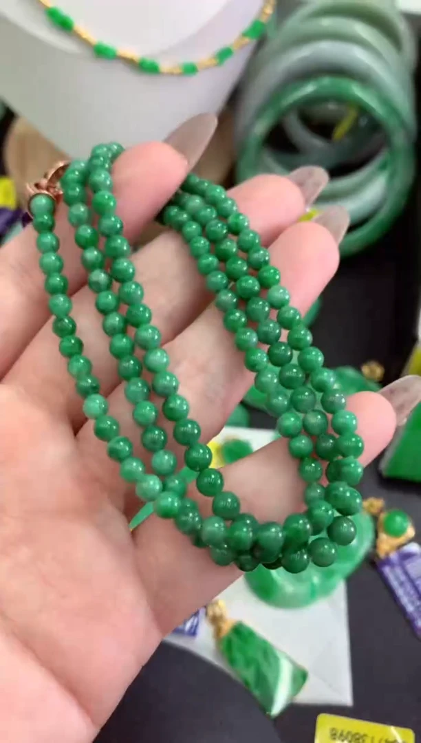 翡翠未镶嵌颈饰挂件