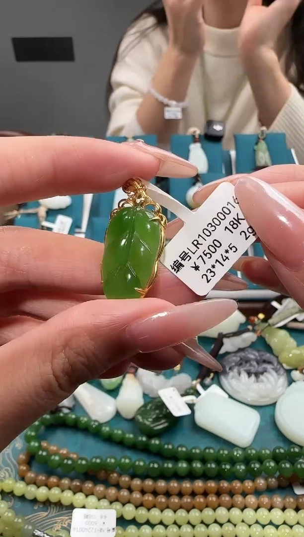 颈饰18K金镶嵌和田玉LR