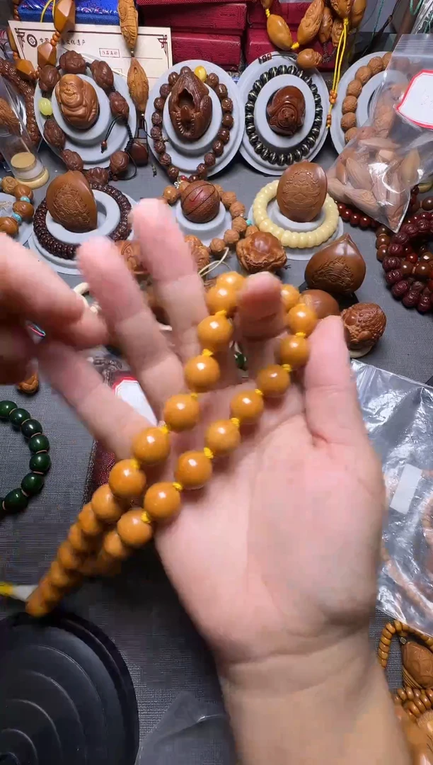 手串橄榄核光珠的手持