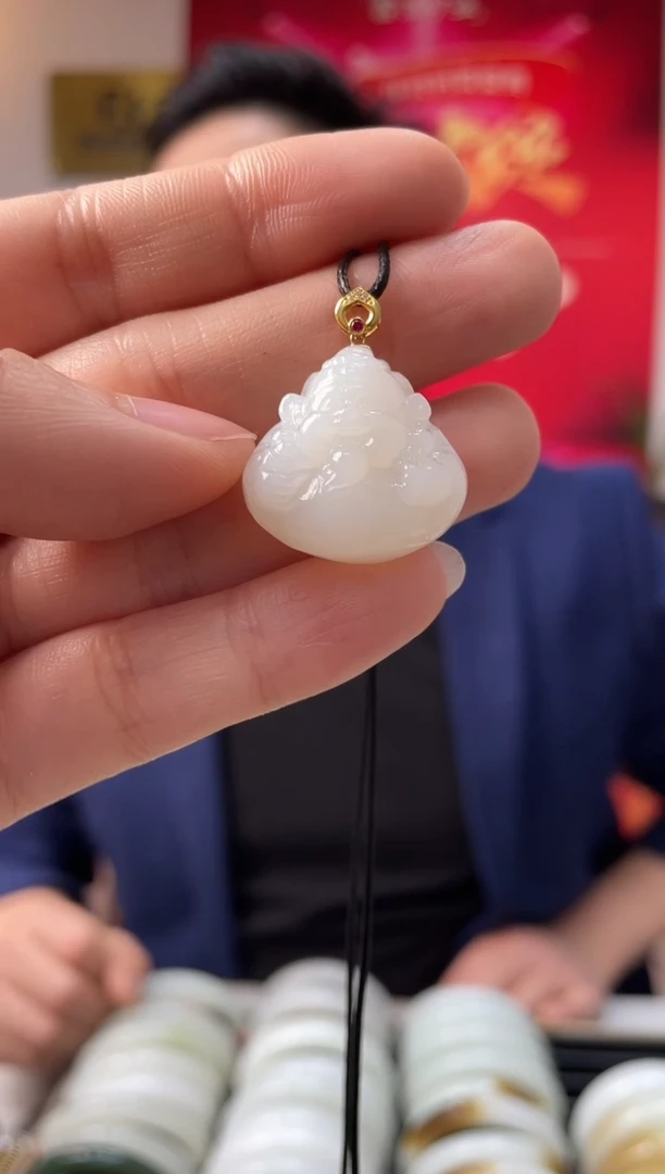 【闪购商品】和田玉颈饰18K金镶嵌财神吊坠随机发一件