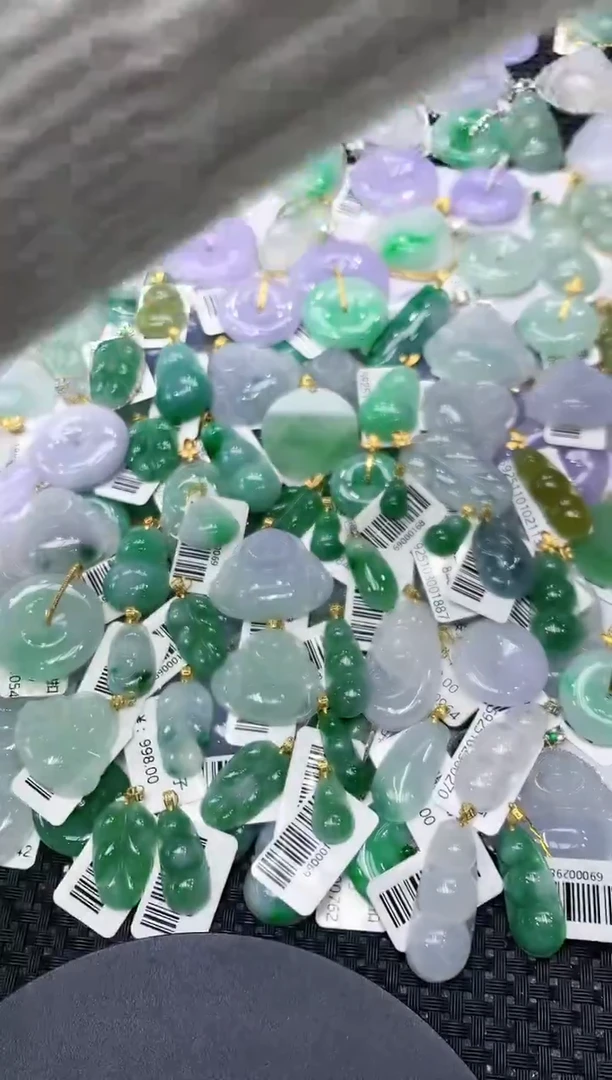 颈饰18K金镶嵌翡翠一物一证，9元证书费